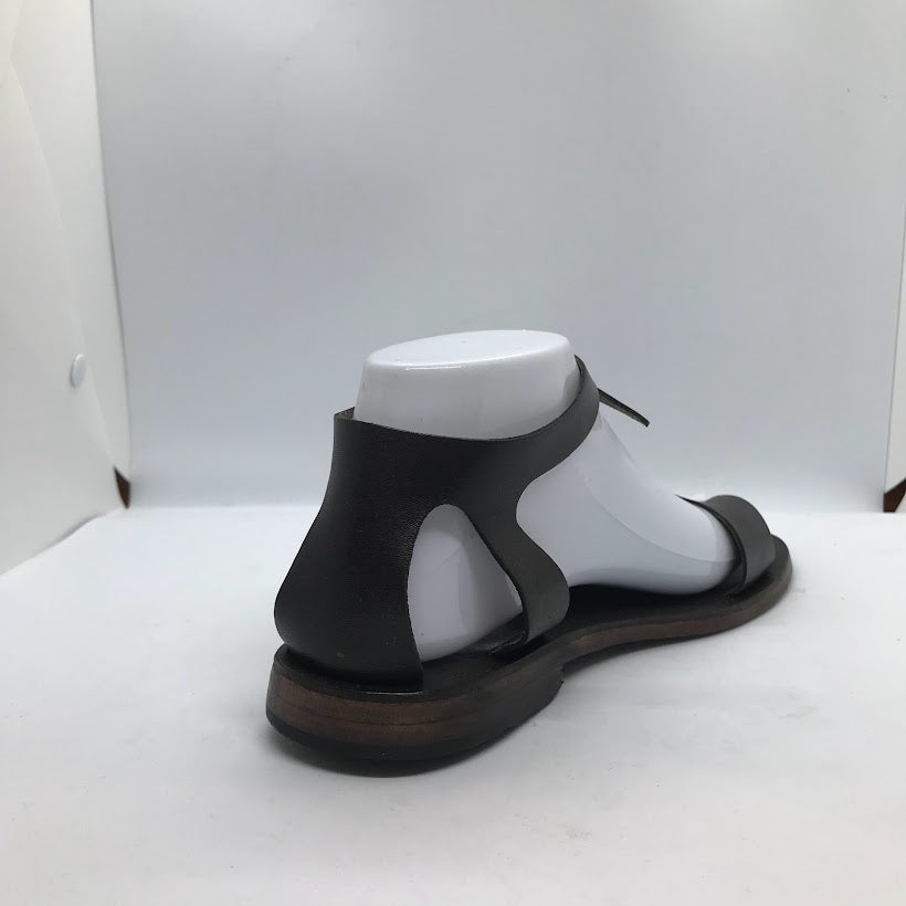 Snap Sandals with Toe Loop