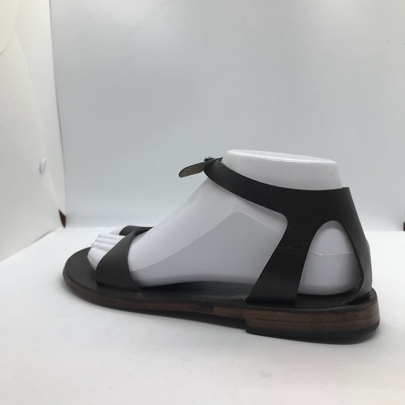 Snap Sandals with Toe Loop