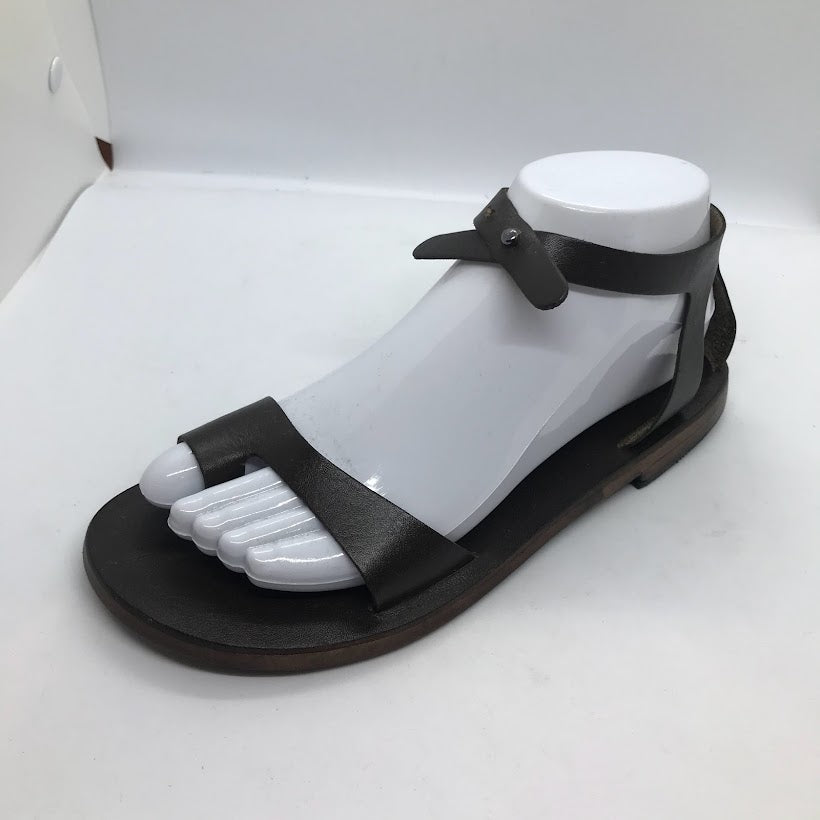 Snap Sandals with Toe Loop