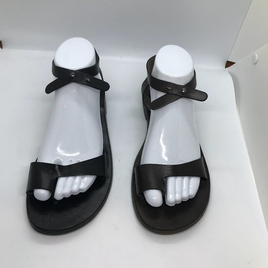 Snap Sandals with Toe Loop